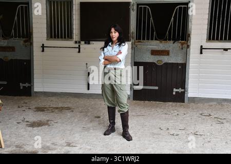 EVA Ugarte pose pendant le tournage de la série 'Pura Sangre' de Mediaset à Aranjuez, le 23 juillet 2025, à Madrid, en Espagne Banque D'Images