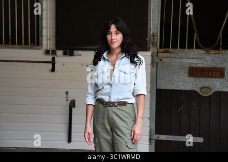 EVA Ugarte pose pendant le tournage de la série 'Pura Sangre' de Mediaset à Aranjuez, le 23 juillet 2025, à Madrid, en Espagne Banque D'Images