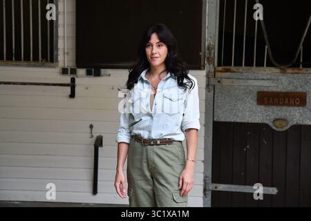 Madrid, Espagne. 23 juillet 2025. EVA Ugarte pose pendant le tournage de la série 'Pura Sangre' de Mediaset à Aranjuez, le 23 juillet 2025, à Madrid, Espagne (photo d'Oscar Gonzalez/Sipa USA) crédit : Sipa USA/Alamy Live News Banque D'Images