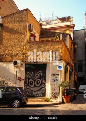 Scène de rue Golden Hour à Palerme avec la lumière chaude du soleil et des ombres Banque D'Images