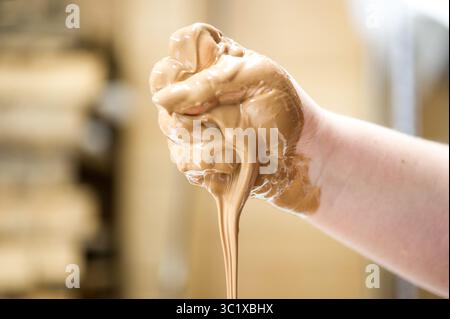 24 février 2016 - Frostburg, Maryland, États-Unis - main recouverte de chocolat fondu (crédit image : © Edwin Remsberg / Vwpics/VW pics via ZUMA Wire) Banque D'Images