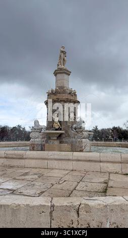 Fontaine d'Aranjuez en Espagne sous un ciel dramatique Banque D'Images