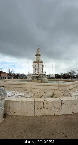 Fontaine à Aranjuez, Espagne sous un ciel dramatique Banque D'Images