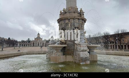 Fontaine à Aranjuez, Espagne avec des caractéristiques d'eau spectaculaires Banque D'Images