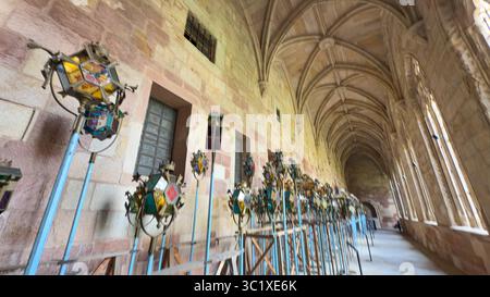 À l'intérieur de la Catedral de Siguenza, les visiteurs admirent la superbe architecture gothique tout en observant des objets historiques exposés le long des murs. Le Banque D'Images