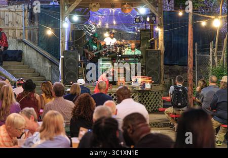 Groupe de cowboy Neal jouant au King's Palace Cafe Patio, Beale Street, Memphis, Tennessee, États-Unis Banque D'Images
