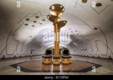 Tachkent, Ouzbékistan - 05 avril 2024 : vue sur la station de métro Alisher Navoi, avec sa sculpture centrale distinctive et son plafond orné, mettant en valeur le riche patrimoine culturel de l'Ouzbékistan. Banque D'Images