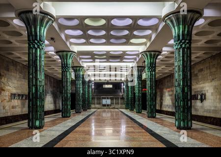 Tachkent, Ouzbékistan - 05 avril 2024 : vue sur la station de métro avec ses majestueuses colonnes cannelées, reflétant la lumière sur les sols en marbre poli. Banque D'Images