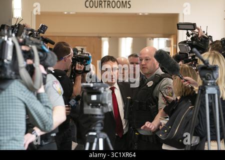Le 27 mars 2019 - Barron, WI, États-Unis - États-Unis - Brian Wright, procureur du comté de Barron, a quitté le palais de justice par une foule de médias après que Jake Patterson ait plaidé coupable devant le tribunal du Barron County Justice Center à Barron, Wisconsin, le mercredi 27 mars 2019. ] RENEE JONES SCHNEIDER â€¢ renee.jones@startribune.com (crédit image : © Renee Jones Schneider/Minneapolis Star Tribune via ZUMA Wire) Banque D'Images