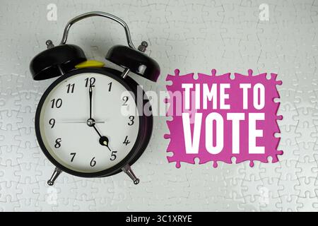 Temps pour voter texte avec réveil sur fond rose Banque D'Images