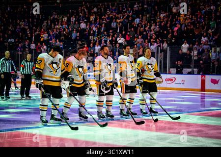 25 mars 2019 : Sidney Crosby (87), Jake Guentzel (59), Bryan Rust (17), Justin Schultz (4), Jack Johnson (73), l'aile droite des Penguins de Pittsburgh, défenseur des Penguins de Pittsburgh, incarnent l'hymne national pendant le match entre les Rangers de New York et les Penguins de Pittsburgh au Madison Square Garden à Manhattan. Crédit obligatoire : Kostas Lymperopoulos/CSM (crédit image : &copy ; Kostas Lymperopoulos/CSM via ZUMA Wire) Banque D'Images