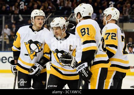 25 mars 2019 : Sidney Crosby (87), le centre des Penguins de Pittsburgh célèbre avec Phil Kessel (81), Patric Hornqvist (72) et Jake Guentzel (59), l'aile gauche des Penguins de Pittsburgh lors du match opposant les Rangers de New York et les Penguins de Pittsburgh au Madison Square Garden à Manhattan, New York. Crédit obligatoire : Kostas Lymperopoulos/CSM (crédit image : &copy ; Kostas Lymperopoulos/CSM via ZUMA Wire) Banque D'Images