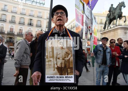 28 mars 2019 - Madrid, Madrid, Espagne - Un manifestant est vu tenant une photo de son père disparu pendant la dictature espagnole de Francisco Franco (1936-1975), alors qu'il participe à la manifestation. Une centaine de personnes se sont rassemblées à Madrid pour protester contre l'immunité pour les crimes commis pendant la guerre civile espagnole par la dictature de Francisco Franco, et pour réclamer justice pour les victimes et leurs proches. (Crédit image : © John Milner/SOPA images via ZUMA Wire) Banque D'Images