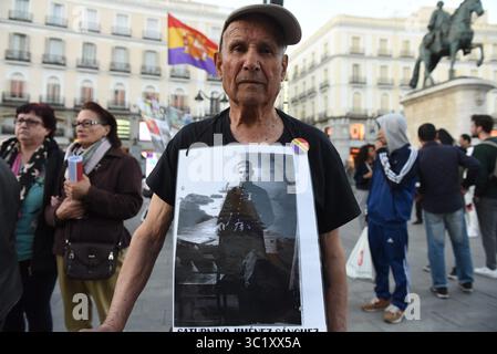 28 mars 2019 - Madrid, Madrid, Espagne - Un manifestant est vu tenant une photo de son père disparu pendant la dictature espagnole de Francisco Franco (1936-1975), alors qu'il participe à la manifestation. Une centaine de personnes se sont rassemblées à Madrid pour protester contre l'immunité pour les crimes commis pendant la guerre civile espagnole par la dictature de Francisco Franco, et pour réclamer justice pour les victimes et leurs proches. (Crédit image : © John Milner/SOPA images via ZUMA Wire) Banque D'Images
