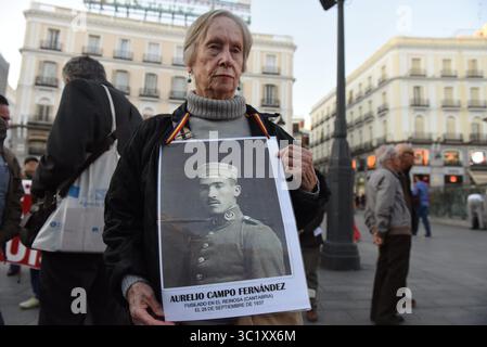 28 mars 2019 - Madrid, Madrid, Espagne - Une manifestante est vue tenant une photo de son père disparu pendant la dictature espagnole de Francisco Franco (1936-1975), alors qu'elle participe à la manifestation. Une centaine de personnes se sont rassemblées à Madrid pour protester contre l'immunité pour les crimes commis pendant la guerre civile espagnole par la dictature de Francisco Franco, et pour demander justice pour les victimes et leurs proches. (Crédit image : © John Milner/SOPA images via ZUMA Wire) Banque D'Images