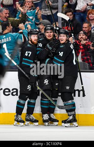 28 mars 2019 : le défenseur des Sharks de San Jose Joakim Ryan (47 ans) et l'attaquant des Sharks de San Jose Gustav Nyquist (14 ans) célèbrent le but de l'attaquant des Sharks de San Jose Timo Meier (28 ans) lors du match dans la LNH entre les Blackhawks de Chicago et les Sharks de San Jose au SAP Center de San Jose, en Californie. Chris Brown/CSM(image de crédit : &copy ; Chris Brown/CSM via ZUMA Wire) Banque D'Images