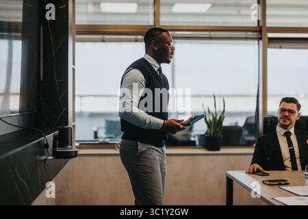 Cadre d'entreprise multiracial dirigeant une discussion de réunion d'équipe Banque D'Images
