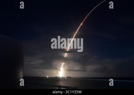 25 mars 2019 - Vandenberg, Californie, États-Unis - Une cible ICBM représentative de la menace est lancée depuis le site d'essai de défense antimissile balistique Ronald Reagan sur l'atoll de Kwajalein dans la République des Îles Marshall le 25 mars 2019. Il a été intercepté avec succès par deux intercepteurs terrestres à longue portée lancés depuis la base aérienne de Vandenberg, Calif., lors du premier test de salve des GBIs. (Crédit image : © U.S. Air Force/ZUMA Wire/ZUMAPRESS.com) Banque D'Images