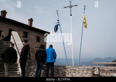 Personnes visitant le monastère des Météores à Trikala, Thessalie, Grèce. Patrimoine mondial de l'UNESCO. Banque D'Images
