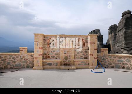 Partie du monastère des Météores de la Sainte Trinité ou Agia Triada à Trikala, Thessalie, Grèce. Patrimoine mondial de l'UNESCO. Banque D'Images