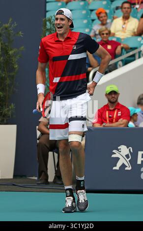 31 mars 2019 - Miami Gardens, FL, États-Unis - John Isner, des États-Unis, réagit après s'être blessé au pied lors de la finale du tournoi de tennis de Miami Open contre Roger Federer, de Suisse, au Hard Rock Stadium le dimanche 31 mars 2019, à Miami Gardens, en Floride. Roger Federer a gagné 6-1, 6-4. (Crédit image : © David Santiago/Miami Herald/TNS via ZUMA Wire) Banque D'Images