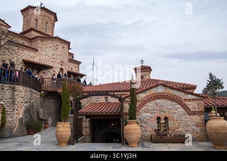 Personnes visitant le monastère des Météores à Trikala, Thessalie, Grèce. Patrimoine mondial de l'UNESCO. Banque D'Images