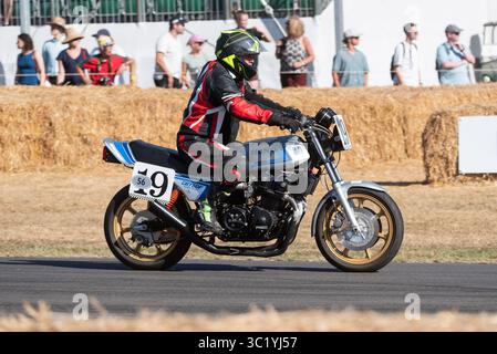 Honda CB750F AMA Racer moto sur la piste de montée de colline au Goodwood Festival of Speed 2025 Motorsport & Motoring Event Banque D'Images