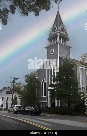 Arc-en-ciel au-dessus d'un vieux bâtiment à Sandwich après la pluie, Cape Cod, Massachusetts, États-Unis Banque D'Images