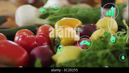 Affichage des poivrons, tomates, radis, concombre, oignons, herbes sur le comptoir en bois avec des icônes écologiques Banque D'Images