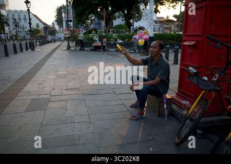 Semarang, Indonésie - 25 juillet 2024 : un vendeur de jouets à Kota Lama Semarang, en Indonésie, une zone historique de l'époque coloniale néerlandaise. Banque D'Images