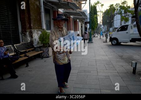 Semarang, Indonésie - 25 juillet 2024 : un ancien vendeur de journaux à Kota Lama Semarang, en Indonésie, une zone historique de l'époque coloniale néerlandaise. Banque D'Images