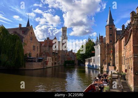 Bruges, Belgique – 12 septembre 2024 - bateaux de tourisme historique Rozenhoedkaai Bruges Belgique. Les touristes montent à bord d'un canot à Bruges, en Belgique. Banque D'Images