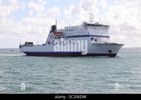 Le transbordeur roulier MV ISLANDER pour véhicules de tourisme approchant de l'entrée du port Banque D'Images