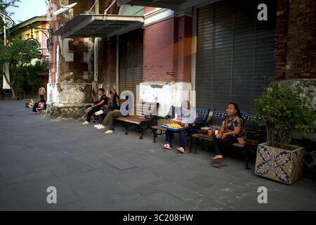 Semarang, Indonésie - 25 juillet 2024 : visiteurs nationaux et vendeurs de nourriture de rue à Kota Lama Semarang, Indonésie, une zone historique du col hollandais Banque D'Images