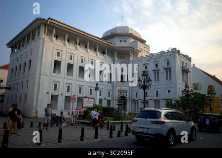 Semarang, Indonésie - 25 juillet 2024 : visiteurs nationaux près d'un ancien bâtiment d'assurance à Kota Lama Semarang, une région de Semarang, Indonésie. Banque D'Images