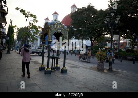 Semarang, Indonésie - 25 juillet 2024 : visiteurs nationaux et vendeurs de nourriture de rue à Kota Lama Semarang, une zone de Semarang, Indonésie, un centre commercial Banque D'Images