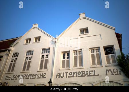 Semarang, Indonésie - 25 juillet 2024 : un bâtiment d'exposition automobile, un bâtiment historique de l'époque coloniale néerlandaise à Kota Lama Semarang, Indonésie. Banque D'Images