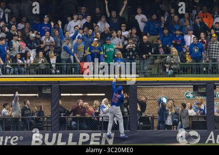 5 avril 2019 : Ben Zobrist #18, le joueur de droite des Chicago Cubs, regarde un home run de la batte des Milwaukee Brewers, Orlando Arcia #3, lors de la 5e manche du match de baseball de la Ligue majeure entre les Milwaukee Brewers et les Chicago Cubs au Miller Park à Milwaukee, WISCONSIN. John Fisher/CSM(image de crédit : &copy ; John Fisher/CSM via ZUMA Wire) Banque D'Images