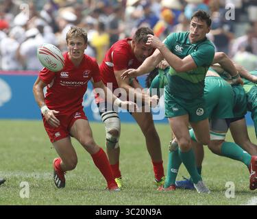 6 avril 2019 - Hong Kong, HONG KONG - William Dardis, irlandais, passe le ballon contre la Russie lors de la deuxième journée du Cathay Pacific/HSBC Hong Kong Rugby Sevens au stade de Hong Kong à Hong Kong. L'Irlande a gagné 33-7. (Crédit image : © David McIntyre/ZUMA Wire) Banque D'Images