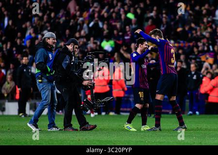 6 avril 2019 - Barcelone, BARCELONE, Espagne - 10 Leo Messi du FC Barcelone célébrant la victoire avec 03 Gerard pique du FC Barcelone lors du match de la Liga entre le FC Barcelone et l'Atlético de Madrid au stade Camp Nou à Barcelone 06 d'Abril de 2019, Espagne. (Crédit image : © AFP7 via ZUMA Wire) Banque D'Images