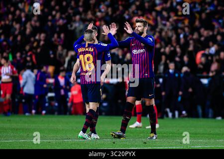 6 avril 2019 - Barcelone, BARCELONE, Espagne - 18 Jordi Alba du FC Barcelone célébrant la victoire avec 03 Gerard pique du FC Barcelone lors du match de la Liga entre le FC Barcelone et l'Atlético de Madrid au stade Camp Nou à Barcelone 06 d'Abril de 2019, Espagne. (Crédit image : © AFP7 via ZUMA Wire) Banque D'Images