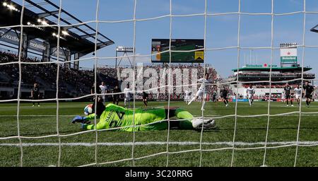 6 avril 2019 : le gardien de but de D.C. United (24 ans) Bill Hamid arrête un penalty lors d'un match de football de la MLS entre D.C. United et Los Angeles Football Club à Audi Field à Washington DC Justin Cooper/CSM(image de crédit : &copy ; Justin Cooper/CSM via ZUMA Wire) Banque D'Images