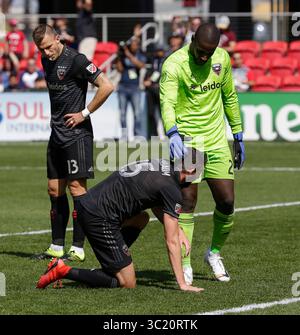 6 avril 2019 : le gardien de but D.C. United (24) Bill Hamid vérifie son coéquipier, le milieu de terrain D.C. United (15) Steve Birnbaum, lors d'un match de football MLS entre D.C. United et Los Angeles Football Club à Audi Field à Washington DC Justin Cooper/CSM(Credit image : &copy ; Justin Cooper/CSM via ZUMA Wire) Banque D'Images