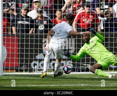 6 avril 2019 : L'attaquant du LAFC (9) Diego Rossi bat le gardien de but de D.C. United (24) Bill Hamid pour un but lors d'un match de football de la MLS entre D.C. United et Los Angeles Football Club à Audi Field à Washington DC Justin Cooper/CSM(Credit image : &copy ; Justin Cooper/CSM via ZUMA Wire) Banque D'Images