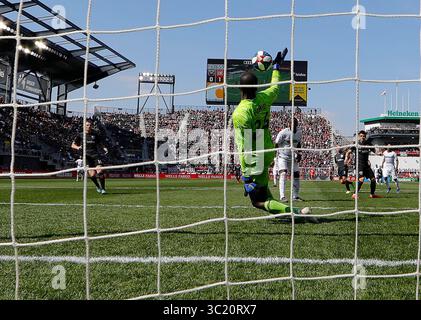 6 avril 2019 : le gardien de but de D.C. United (24 ans) Bill Hamid frappe un coup de feu lors d'un match de football de la MLS entre D.C. United et Los Angeles Football Club à Audi Field à Washington DC Justin Cooper/CSM(image de crédit : &copy ; Justin Cooper/CSM via ZUMA Wire) Banque D'Images