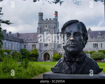 Cork, Irlande - mai 27 2025 : un buste frappant de George Boole se dresse en face de l'université historique de Cork, en Irlande. Banque D'Images
