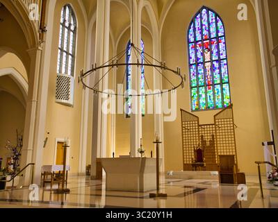 Cork, Irlande - mai 27 2025 : L'intérieur captivant de l'église Sainte-Marie et Sainte-Anne de Cork présente de superbes vitraux et une architecture élégante. Banque D'Images