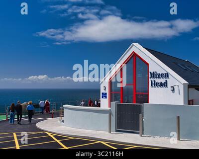 Mizen Head, Irlande - Jun 01 2025 : les touristes apprécient les vues panoramiques du centre touristique de Mizen Head en Irlande, avec des vues spectaculaires sur l'océan Banque D'Images