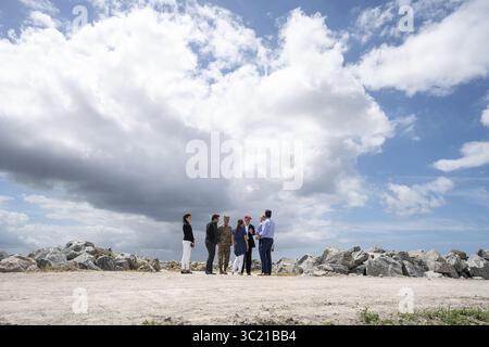 29 mars 2019 - canal point, FL, États-Unis d'Amérique - le président américain Donald Trump visite la digue Herbert Hoover lors d'une visite au lac Okeechobee avec le gouverneur de Floride Ron DeSantis, le sénateur Marco Rubio et le sénateur Rick Scott le 29 mars 2019 à canal point, en Floride. La digue Herbert Hoover est un barrage en terre de 143 milles qui entoure le lac Okeechobee et qui fait actuellement l'objet d'un vaste projet de rénovation et de réparation. (Crédit image : © Shealah Craighead via ZUMA Wire) Banque D'Images