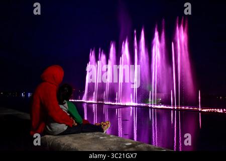 10 avril 2019 - Cachemire, J&K, Inde - on voit des résidents regarder la première fontaine musicale et spectacle laser à Srinagar, au Cachemire..le spectacle de fontaine musicale et laser a été ouvert aujourd'hui sur les rives du lac Dal à Srinagar. L'installation est venue au prix de Rs 6 crores. L’entrée au spectacle sera gratuite pour les 15 prochains jours, ont déclaré les responsables. (Crédit image : © Saqib Majeed/SOPA images via ZUMA Wire) Banque D'Images